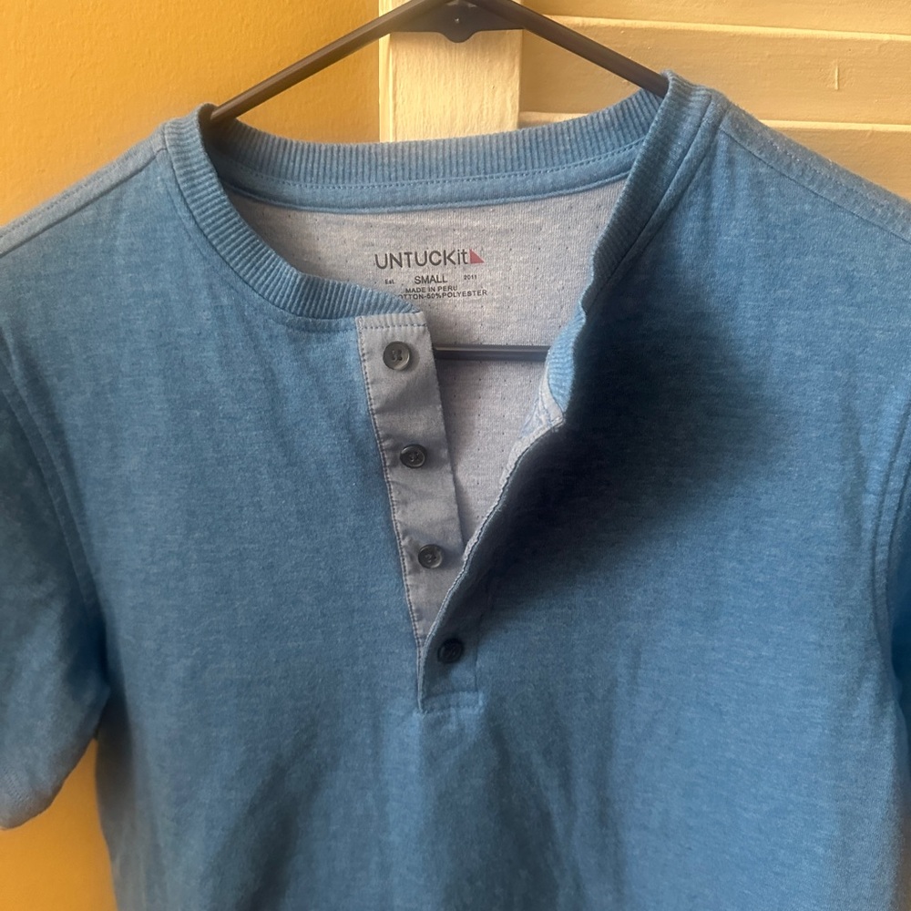 UNTUCKit Blue and Gray Button-Up Shirt